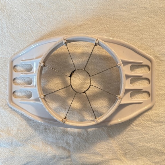 White and Metal Apple Slicer - Picture 8 of 10
